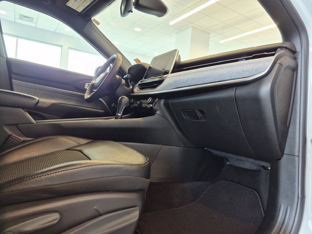 Used 2025 Jeep Compass Latitude AWD/4WD image 21