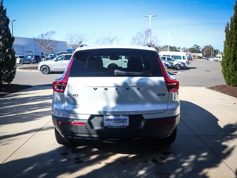 Used 2025 Volvo XC40 B5 Plus image 9