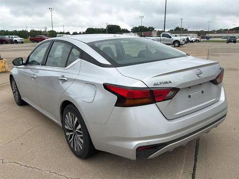 Used 2024 Nissan Altima 2.5 SV FWD image 3
