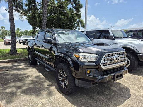 Used 2017 Toyota Tacoma TRD Sport w/ Tow Package (A/T) AWD/4WD image 2