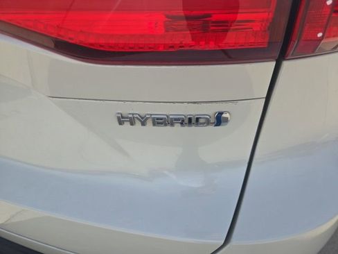 Used 2022 Toyota Venza LE image 7