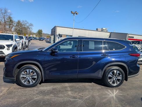 Used 2021 Toyota Highlander XLE image 3