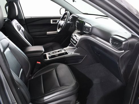 Used 2022 Ford Explorer XLT w/ Equipment Group 202A image 10