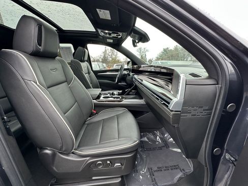 Used 2025 Cadillac Escalade Premium Luxury AWD/4WD image 34