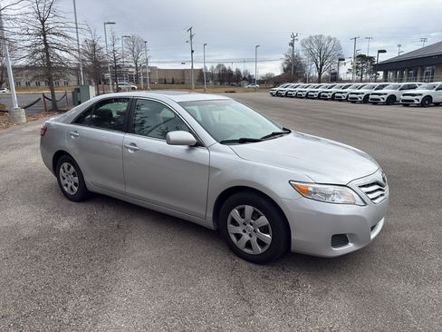 Used 2011 Toyota Camry LE image 7