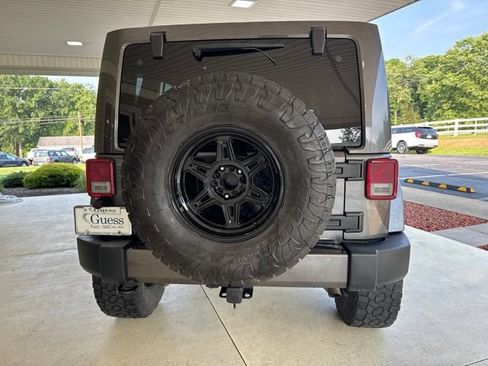 Used 2018 Jeep Wrangler Unlimited Sahara w/ Connectivity Group AWD/4WD image 8