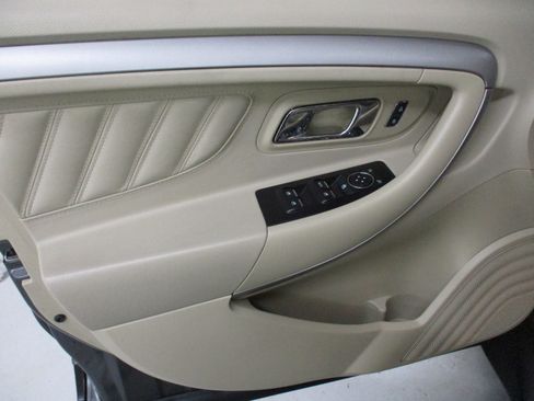 Used 2017 Ford Taurus SE FWD image 13