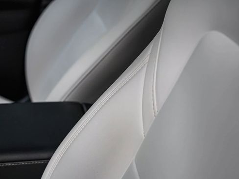 Used 2022 Tesla Model Y Long Range image 19