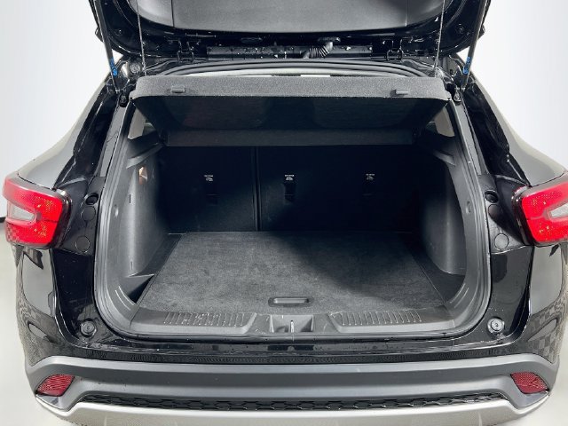 Used 2025 Chevrolet Trax LT FWD image 24