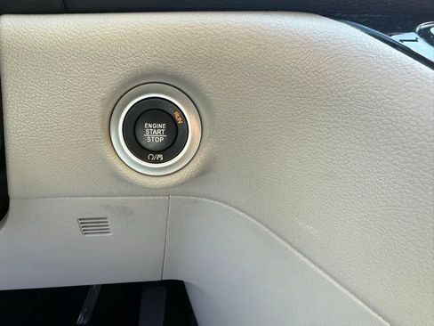 Used 2022 Chrysler Pacifica Touring-L image 34