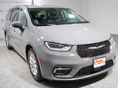 Used 2023 Chrysler Pacifica Touring-L FWD image 5
