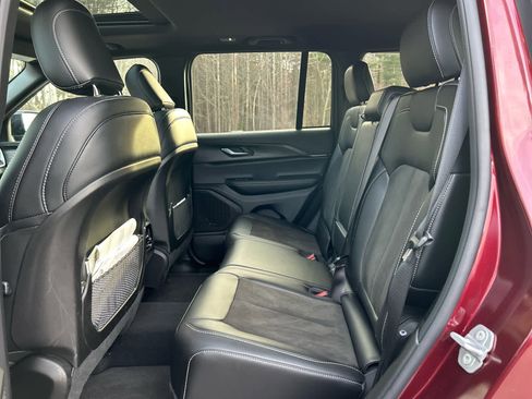 Used 2025 Jeep Grand Cherokee Laredo AWD/4WD image 30