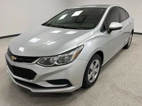 Used 2018 Chevrolet Cruze LS FWD image 4