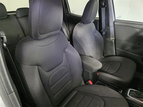 Certified 2019 Jeep Renegade Latitude image 32