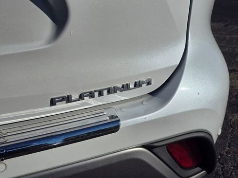 Used 2022 Toyota Highlander Platinum image 9