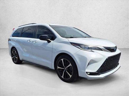 Used 2022 Toyota Sienna XSE FWD image 3