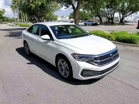 Used 2023 Volkswagen Jetta SE FWD image 2