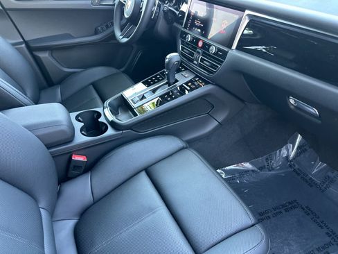 Certified 2025 Porsche Macan AWD/4WD image 17
