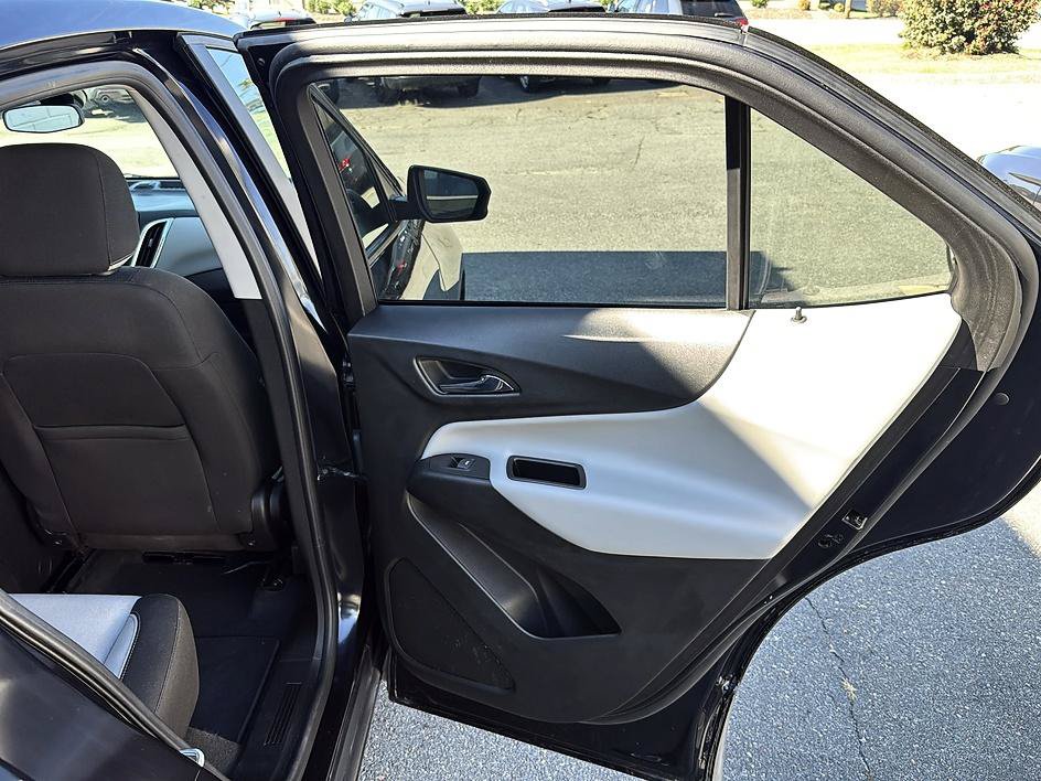 Used 2020 Chevrolet Equinox LS w/ LS Convenience Package FWD image 31