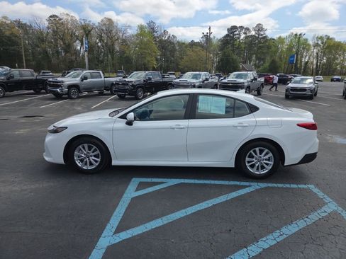 Used 2025 Toyota Camry LE image 5