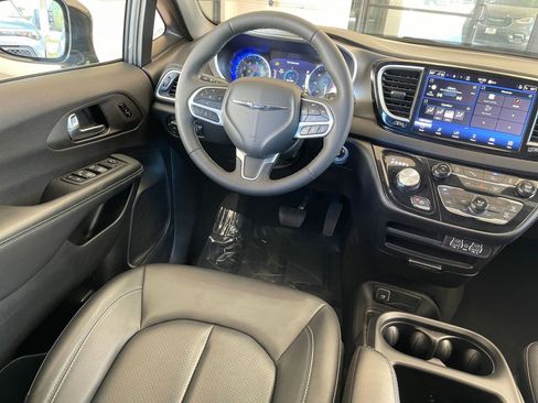Used 2025 Chrysler Pacifica Select image 36