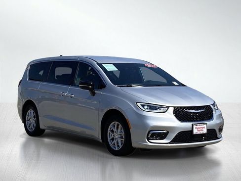 Used 2024 Chrysler Pacifica Touring FWD image 12