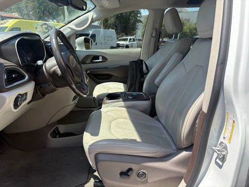 Used 2020 Chrysler Pacifica Touring-L Plus w/ Advanced Safetytec Group FWD image 10