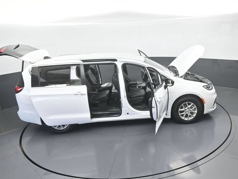 Used 2025 Chrysler Pacifica Select FWD image 64