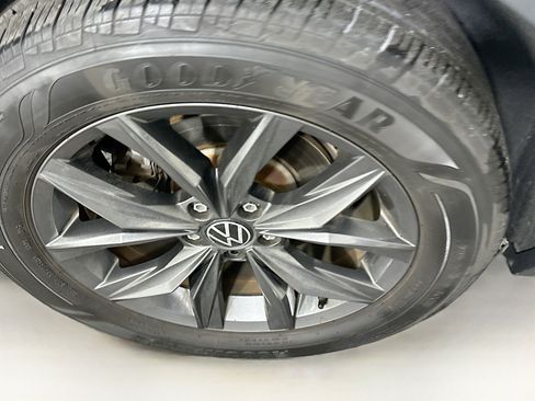 Used 2022 Volkswagen Tiguan SE w/ Panoramic Sunroof Package image 11