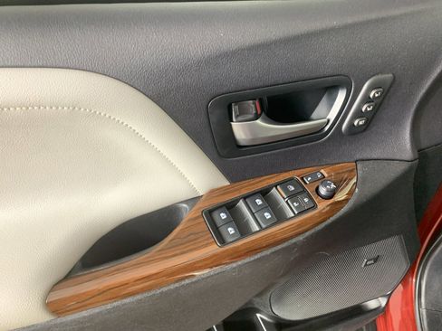 Used 2017 Toyota Sienna Limited Premium image 15