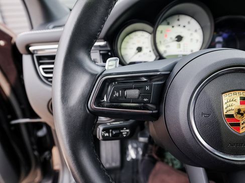 Certified 2024 Porsche Macan image 17