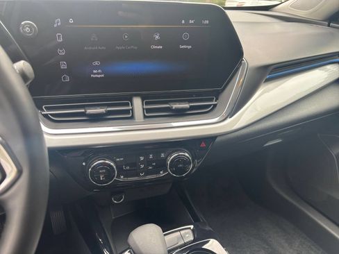 Used 2025 Chevrolet Trax LT w/ LT Convenience Package FWD image 14