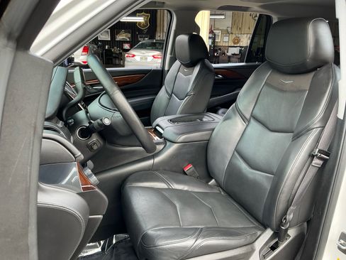 Used 2017 Cadillac Escalade Premium Luxury image 25
