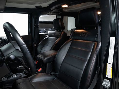 Used 2012 Jeep Wrangler Unlimited Sahara image 15