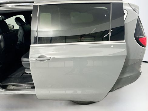 Used 2025 Chrysler Pacifica Select image 25