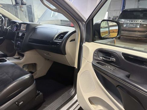 Used 2014 Chrysler Town & Country Touring-L FWD image 28