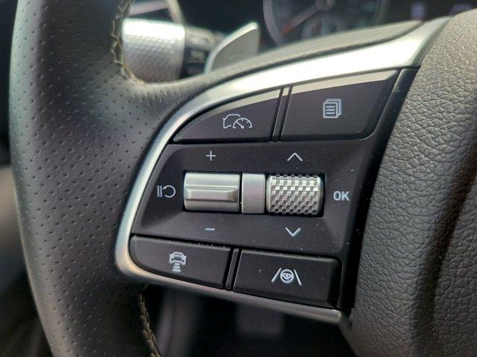 Used 2025 Genesis G70 2.5T RWD image 22