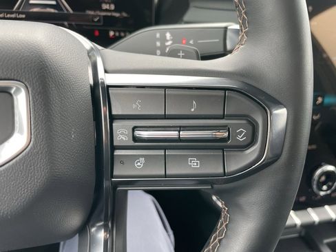 Used 2025 GMC Acadia AT4 w/ Luxury Package image 24