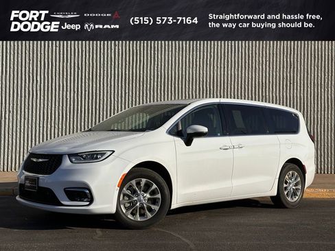 Used 2023 Chrysler Pacifica Touring-L w/ Uconnect Theater Family Group AWD/4WD image 1