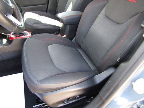 Used 2016 Jeep Renegade Trailhawk AWD/4WD image 10