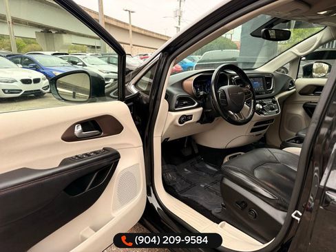 Used 2019 Chrysler Pacifica Touring-L image 22