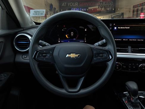 Used 2025 Chevrolet Trax LT FWD image 31