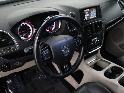 Used 2020 Dodge Grand Caravan SXT w/ Driver Convenience Group FWD image 23