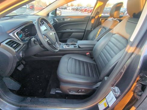 Used 2017 Ford Fusion SE w/ Fusion SE Technology Package image 8