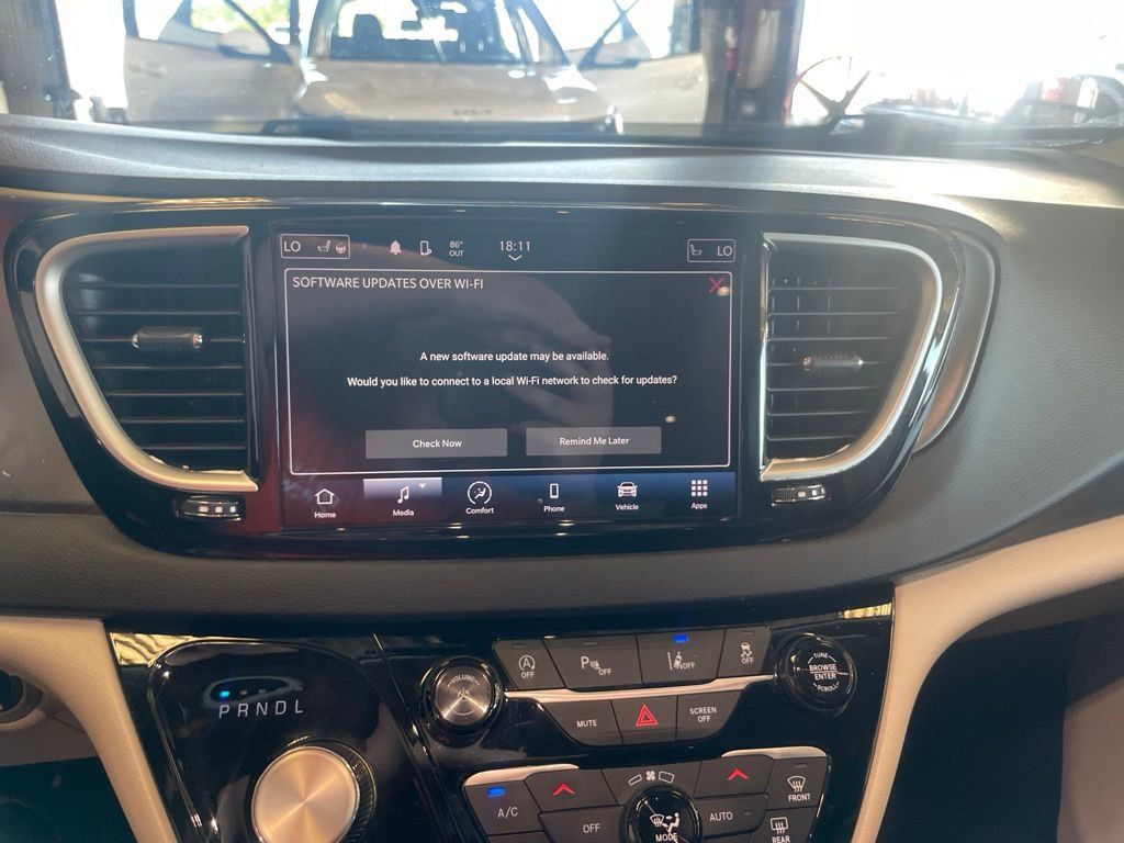 Used 2024 Chrysler Pacifica Touring-L FWD image 21