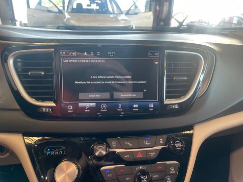 Used 2024 Chrysler Pacifica Touring-L FWD image 21