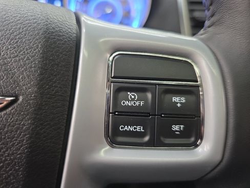 Used 2013 Chrysler 300 AWD w/ Driver Convenience Group image 27