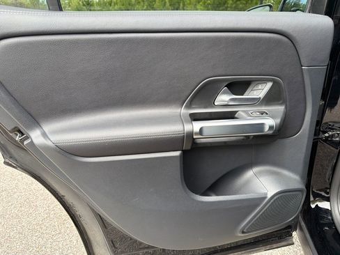 Used 2022 Mercedes-Benz GLB 250 image 28