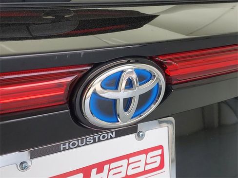 Used 2024 Toyota Venza XLE image 9