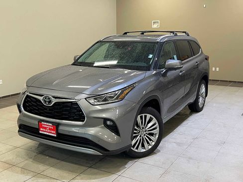 Certified 2025 Toyota Highlander Platinum image 1